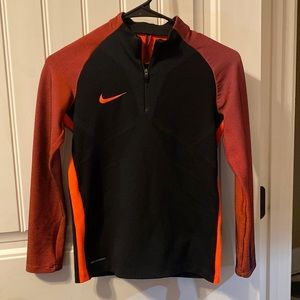 Boys size medium Nike AeroSwift shirt